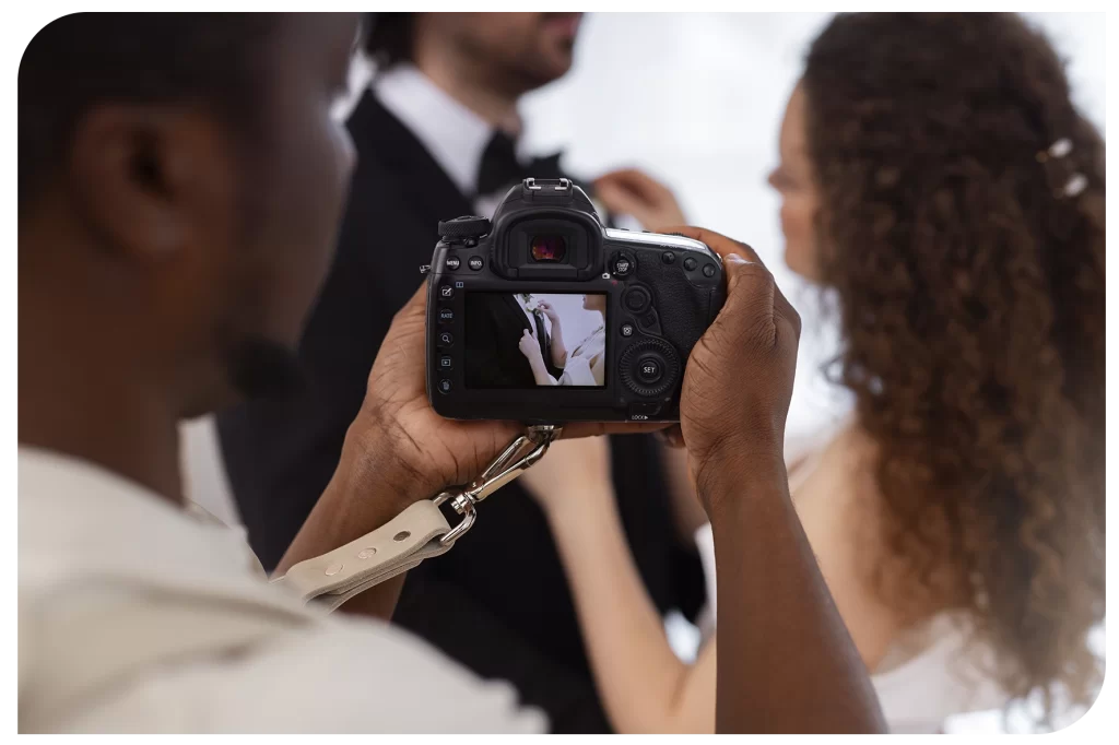 Pessoa com câmera tirando foto de casamento.
