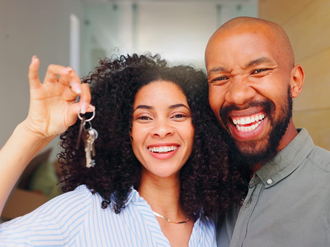 fgts futuro casal mostrando chaves de apartamento stanza