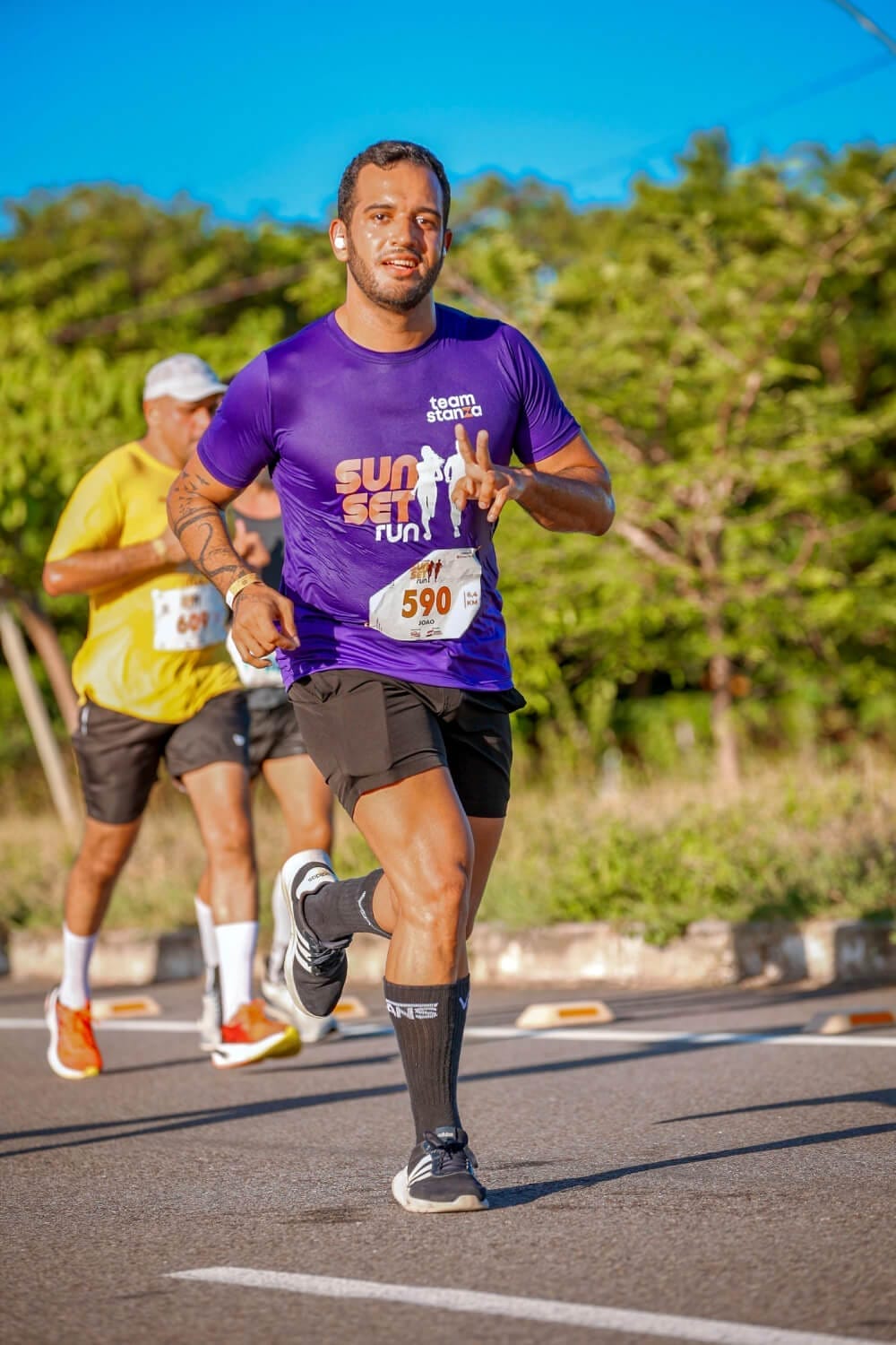 colaborador joao paulo correndo pelo time stanza na sunset run em aracaju