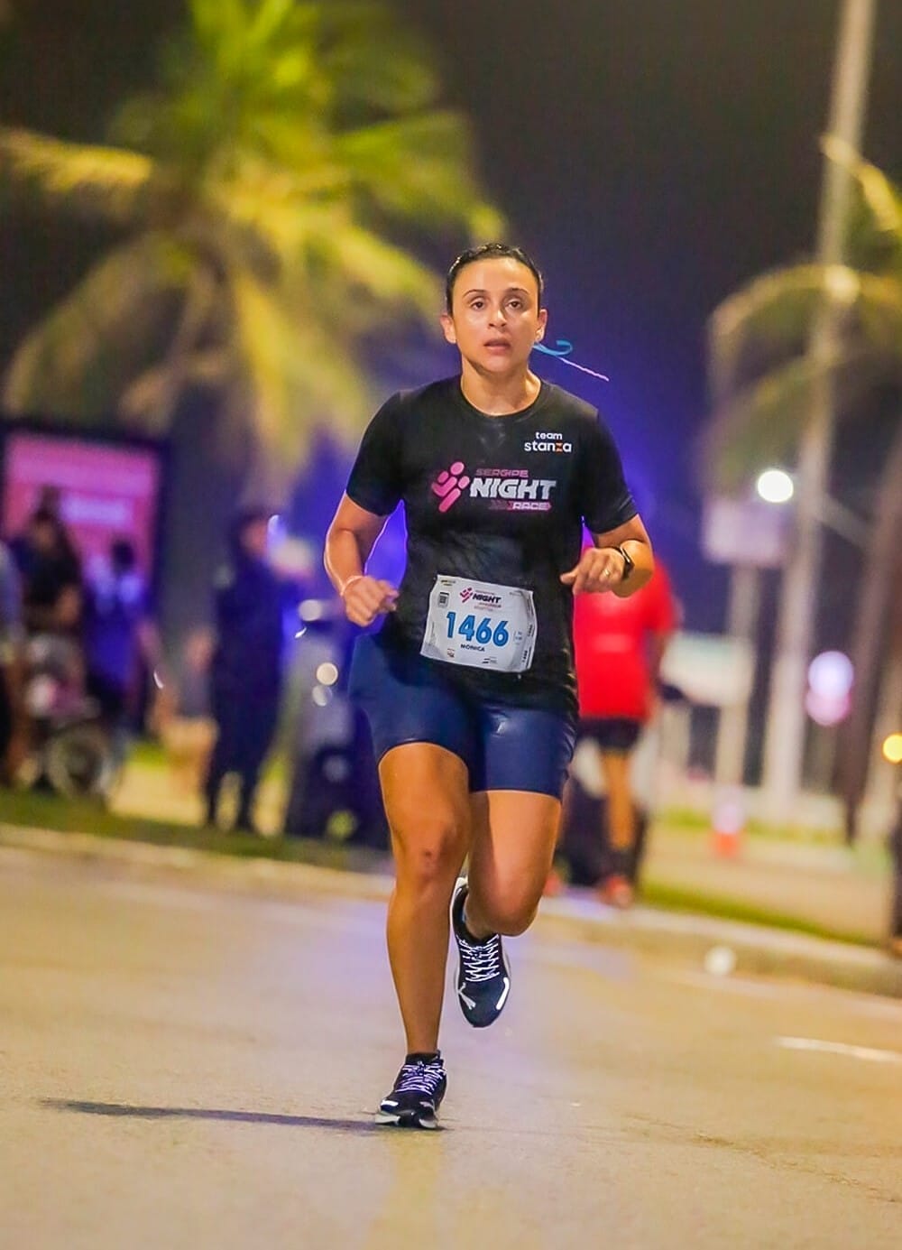 colaboradora monica valeria correndo pelo time stanza na sergipe night race