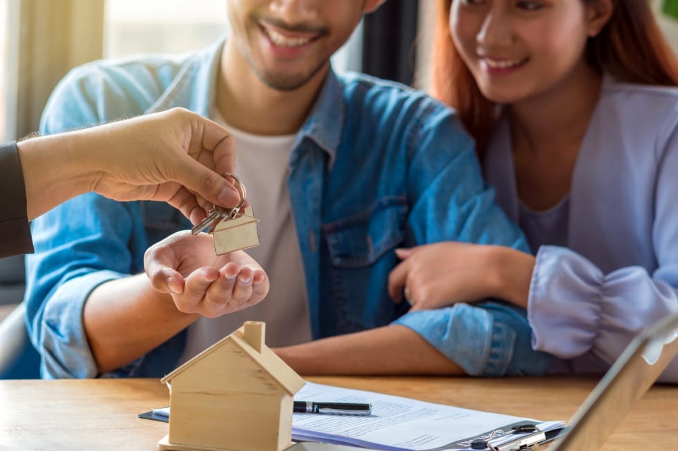 guia completo de como financiar o seu apartamento casa com contratos na mesa e chave de apartamento stanza