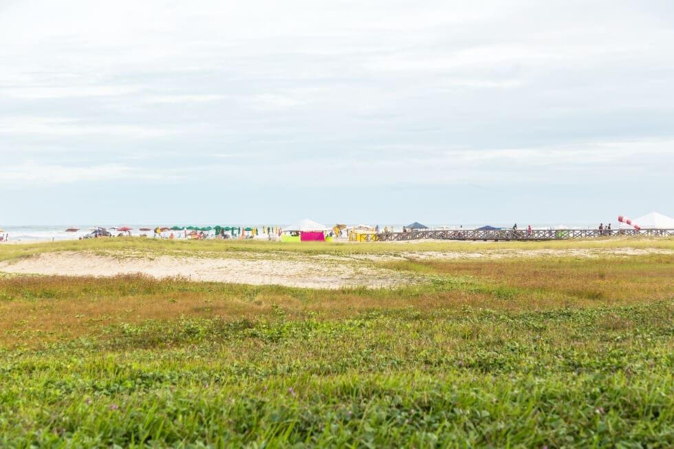 praia da cinelandia em aracaju vista da calcada barracas de praia frente mar em aracaju sergipe