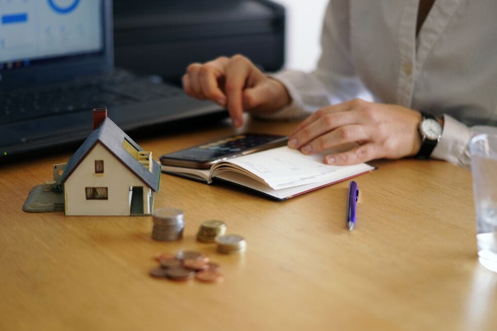 pessoa fazendo conta sobre depreciacao de imovel